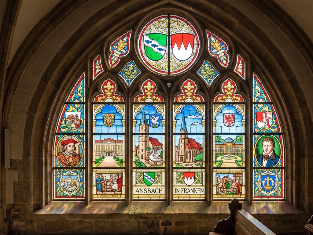 Buntes Kirchenfenster in Ansbach: Ein Blick auf die farbenfrohe Seite der Markgrafenstadt.