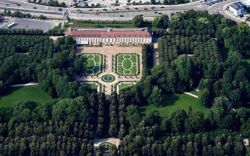 Orangerie und Hofgarten als Ansbach Sehenswürdigkeiten aus der Luft