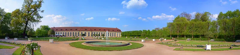 Orangerie im Ansbacher Hofgarten mit Gartenparterre