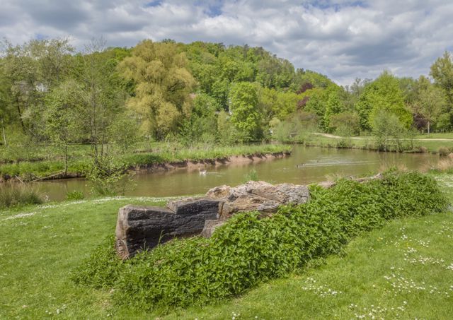 Flussarm der Fränkischen Saale im grünen Luitpoldpark Bad Kissingen