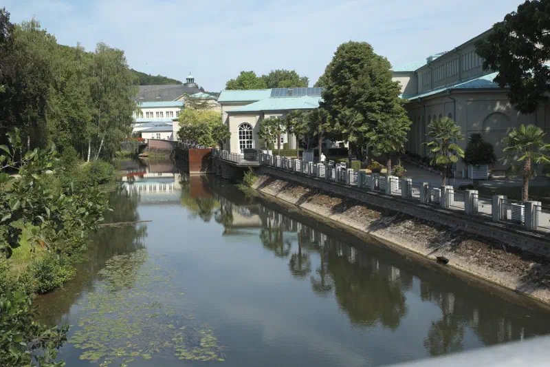 Wandelhalle in Bad Kissingen am Wasserlauf der Fränkischen Saale