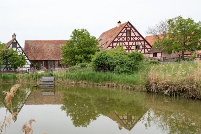 Historischer Bauernhof mit Fachwerk und Weiher im Freilandmuseum Bad Windsheim