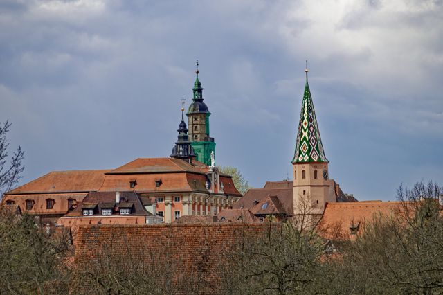 Barockes Rathaus und Seekapelle in der historischen Altstadt von Bad Windsheim