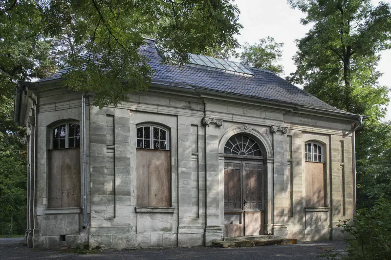 Pavillon zwischen alten Bäumen im Coburger Hofgarten