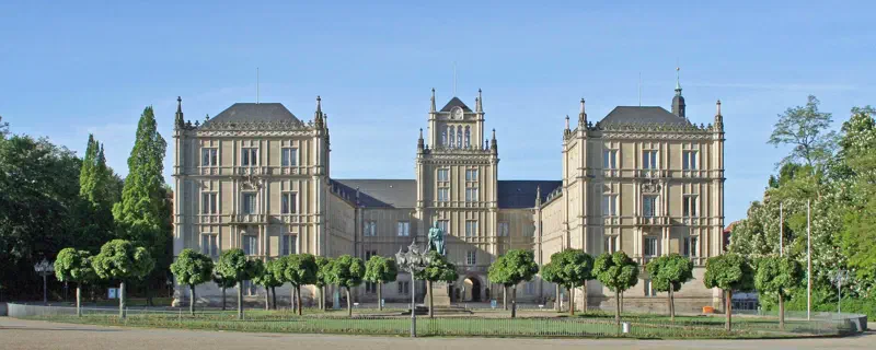 Schlossplatz in Coburg mit Schloss Ehrenburg