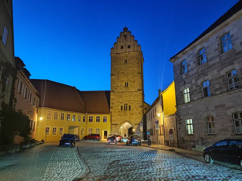 Beleuchtetes Rothenburger Tor bei Dämmerung in Dinkelsbühl