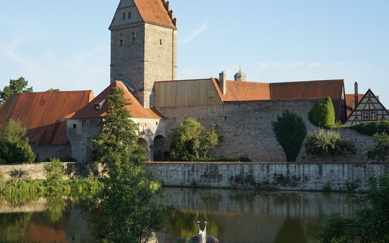Dinkelsbühl Sehenswürdigkeiten mit Rothenburger Tor, Stadtmauer und Weiher