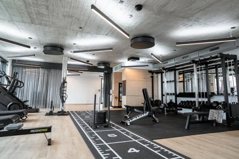 Modernes Fitnessstudio im Sonnenhof Dinkelsbühl mit Geräten für Kraft- und Ausdauertraining