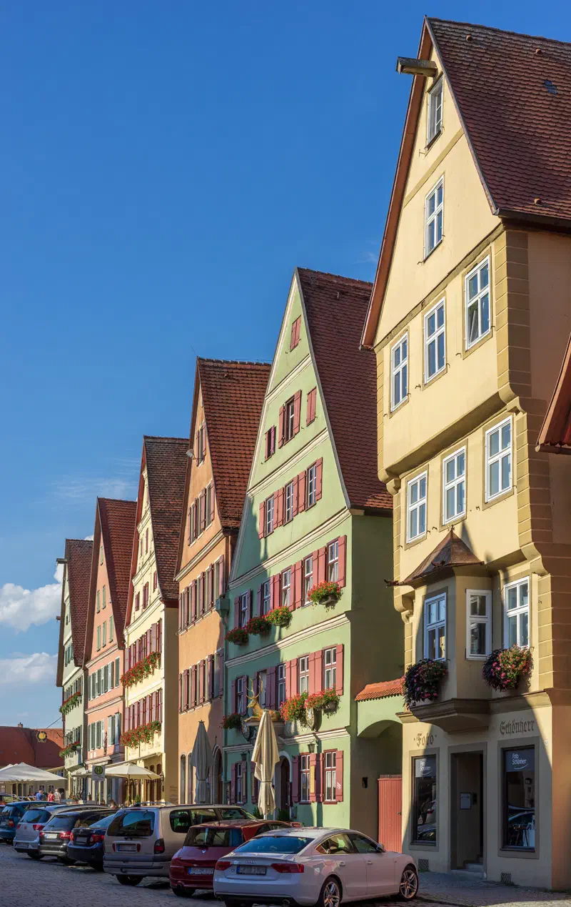 Farbige Häuser am Weinmarkt als Fotospot in Dinkelsbühl