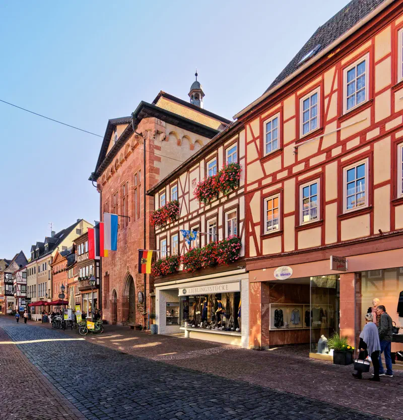 Altes Rathaus aus Sandstein und Fachwerkhäuser an der Hauptstraße in Miltenberg