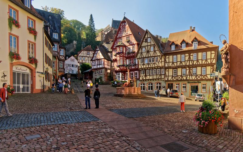 Miltenberg Sehenswürdigkeiten am Schnatterloch mit Marktbrunnen und Fachwerkhäusern