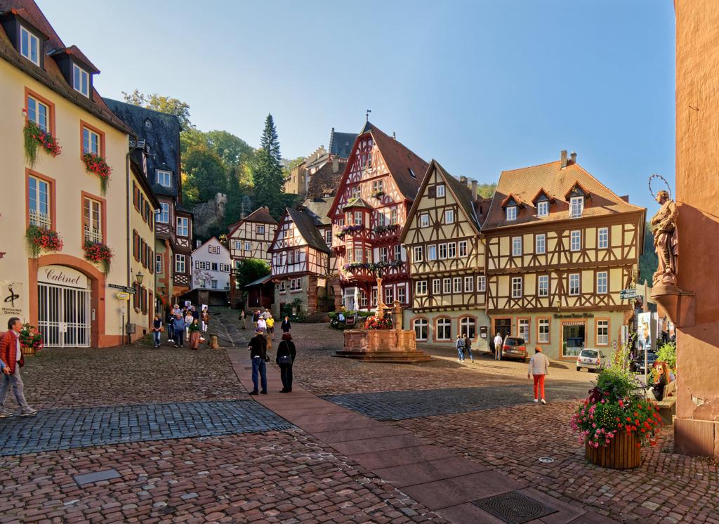 Miltenberg Sehenswürdigkeiten am Schnatterloch mit Marktbrunnen und Fachwerkhäusern