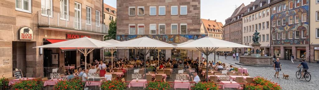Deftige fränkische Küche in Nürnberg mit Bratwürsten und Rotbier
