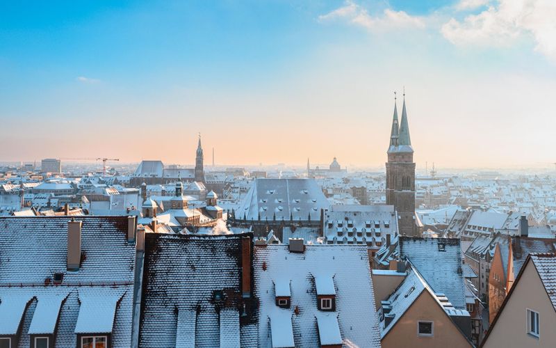 Panoramablick auf die verschneite Altstadt von Nürnberg im Winter
