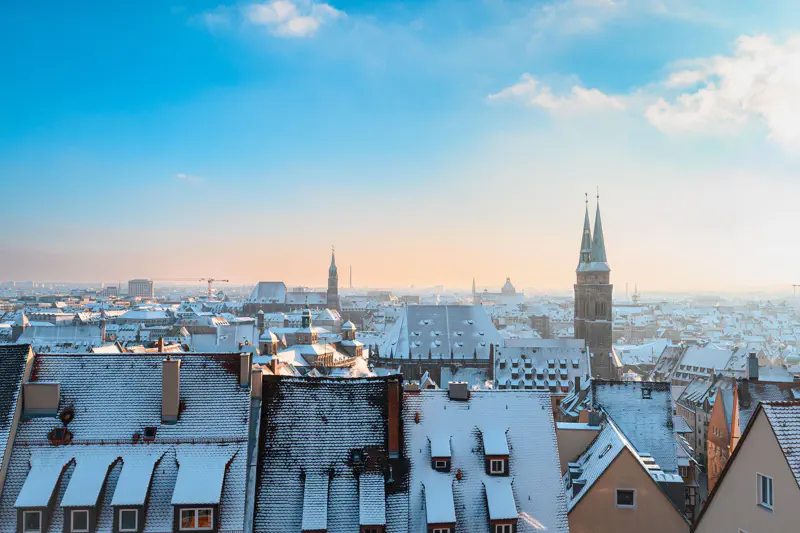 Panoramablick auf die verschneite Altstadt von Nürnberg im Winter