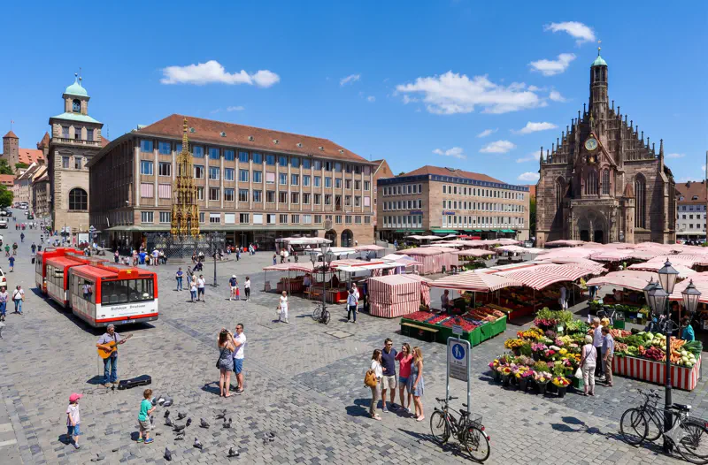 Hauptmarkt Nürnberg mit Frauenkirche und Schönem Brunnen im Sonnenlicht