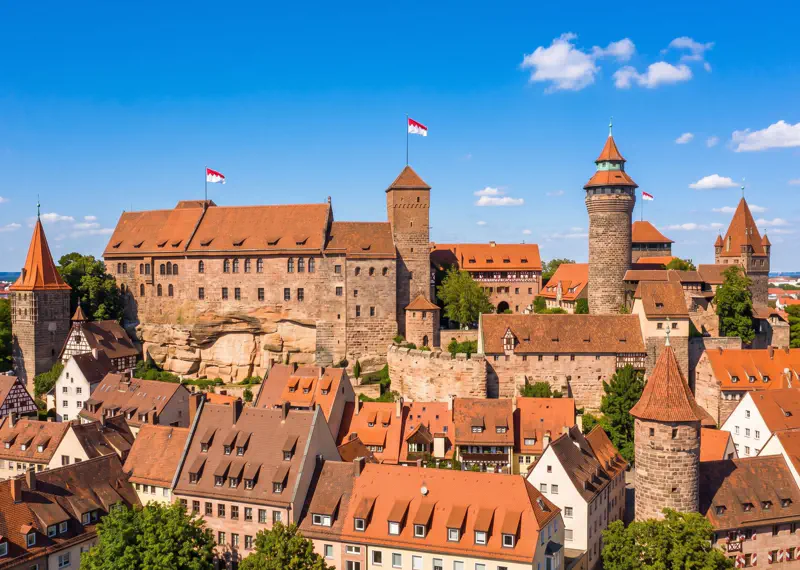 Blick von der Kaiserburg über die Nürnberger Altstadt mit roten Dächern und Pegnitz