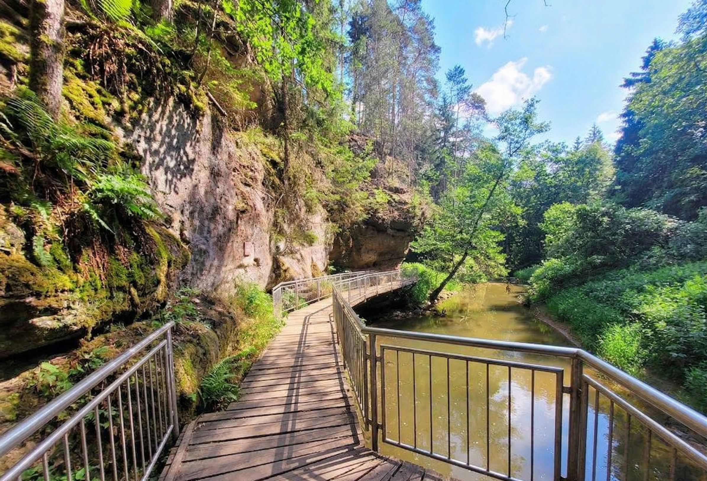 Die beeindruckende Schwarzachklamm mit ihren steilen Felswänden und dem rauschenden Fluss