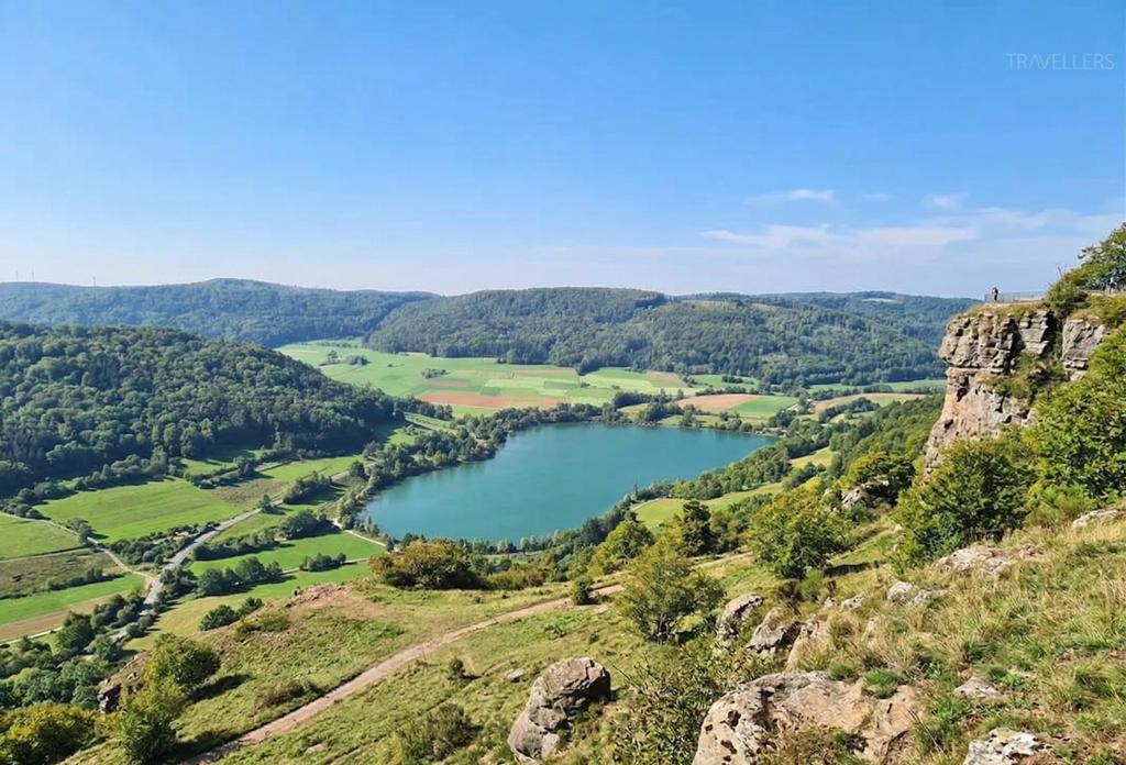 Schöne Natur und grüne Wanderwege rund um Nürnberg im Sonnenschein
