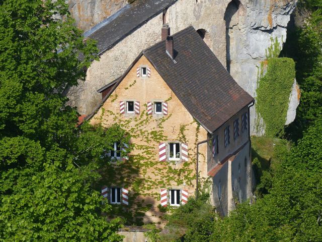 Vogthaus der Burg Pottenstein vor einer hellen Felswand
