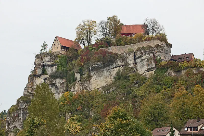Burg Pottenstein auf einem Felsen über der Stadt