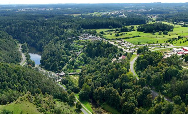 Erlebnisfelsen Pottenstein mit Sommerrodelbahnen, Skywalk und Schöngrundsee aus der Luft
