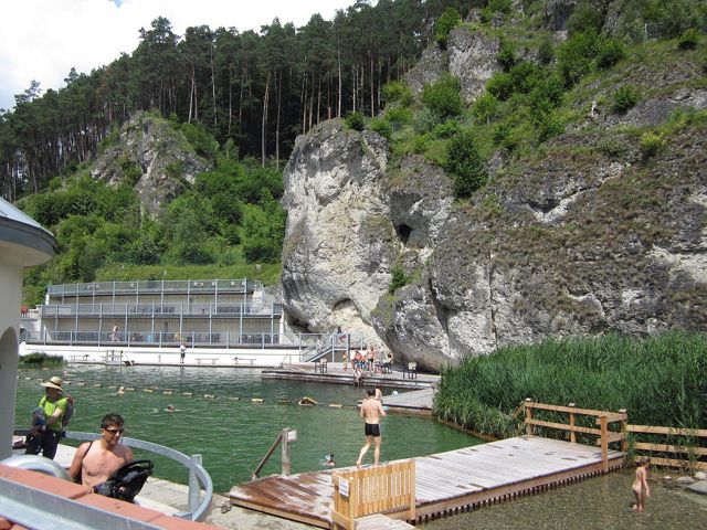 Badegäste im Naturbecken des Felsenbads Pottenstein