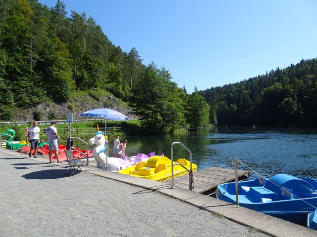 Schöngrundsee bei Pottenstein mit Tretbooten im bewaldeten Tal