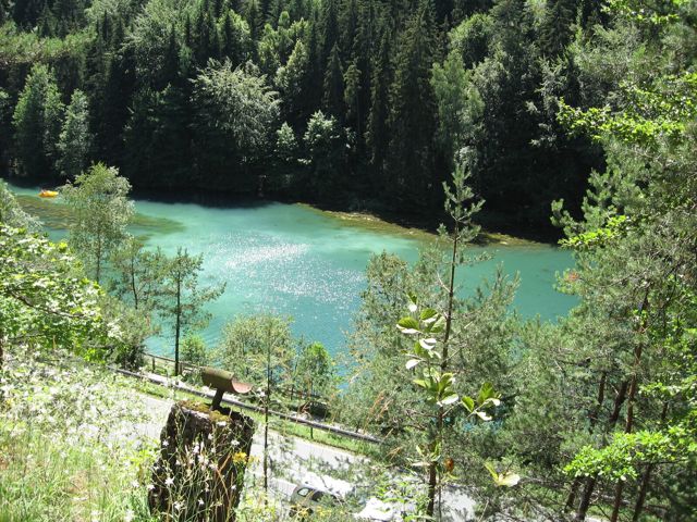 Schöngrundsee zwischen bewaldeten Hängen bei Pottenstein