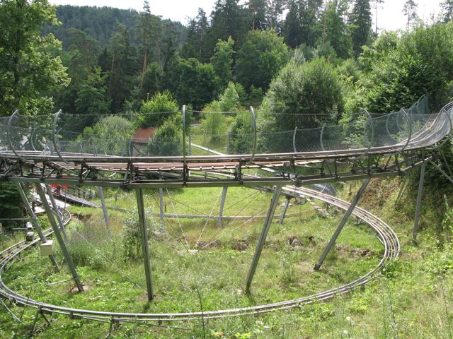 Kurve der Sommerrodelbahn am Erlebnisfelsen Pottenstein