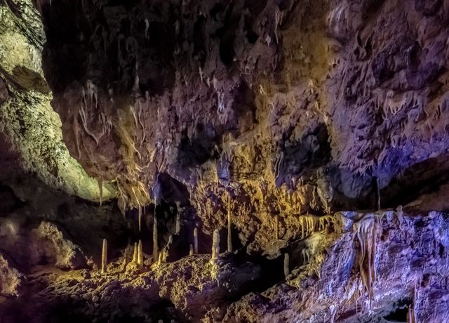 Beleuchtete Tropfsteinformationen im Riesensaal der Teufelshöhle Pottenstein