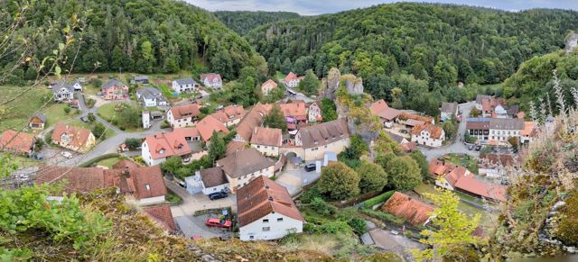 Blick vom Aussichtspunkt Oberntüchersfeld über den Ort Tüchersfeld