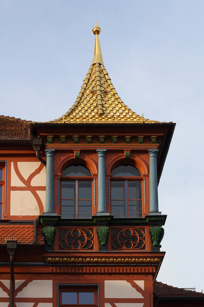 Mit Schwabacher Blattgold vergoldetes kleines Rathausdach
