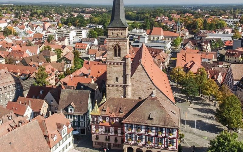 Königsplatz Schwabach mit goldenem Rathausturm und historischem Marktplatz im Sonnenlicht