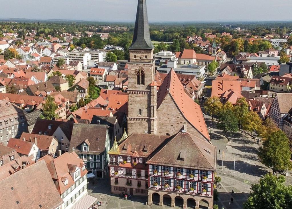 Königsplatz Schwabach mit goldenem Rathausturm und historischem Marktplatz im Sonnenlicht