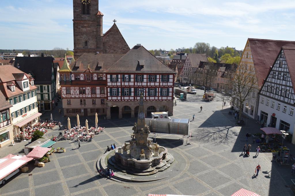 Schwabach Sehenswürdigkeiten am Königsplatz mit Rathaus, Brunnen und Stadtkirche