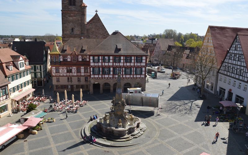 Schwabach Sehenswürdigkeiten am Königsplatz mit Rathaus, Brunnen und Stadtkirche