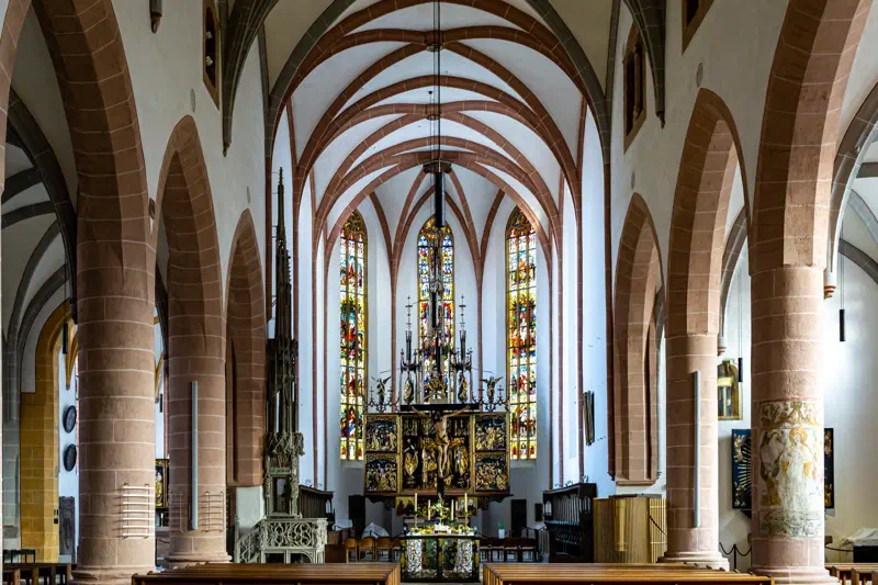 Innenraum der Schwabacher Stadtkirche mit spätgotischem Hochaltar
