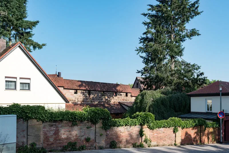 Grüne Wöhrwiese an der historischen Stadtmauer in Schwabach