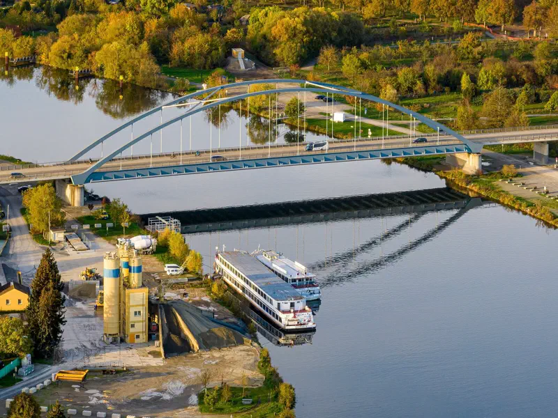 Mainbrücke und Mainufer bei Volkach aus der Luft