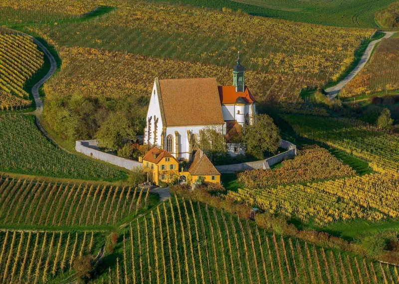 Wallfahrtskirche Maria im Weingarten bei Volkach zwischen Weinbergen