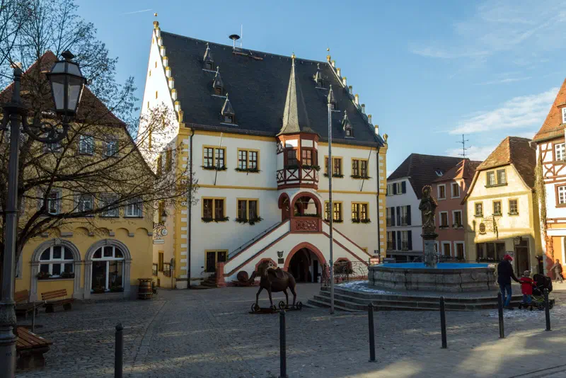 Marktplatz in Volkach mit historischem Rathaus und Marktbrunnen