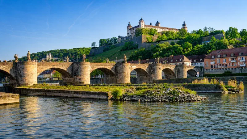 Panoramablick auf die Residenz und die Alte Mainbrücke in Würzburg