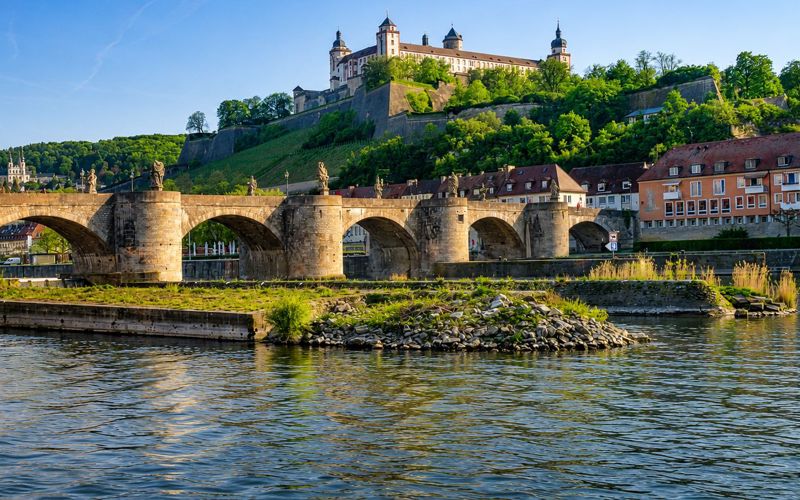 Würzburg Sehenswürdigkeiten mit Residenz, Alter Mainbrücke und Weinbergen am Main