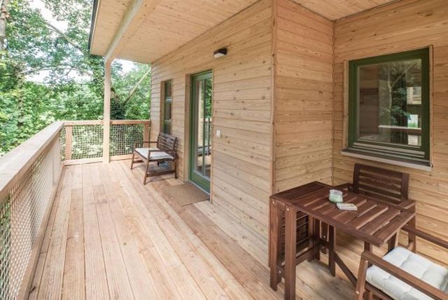 Holzterrasse des mietbaren MainBaumhauses in Lengfurt in Unterfranken