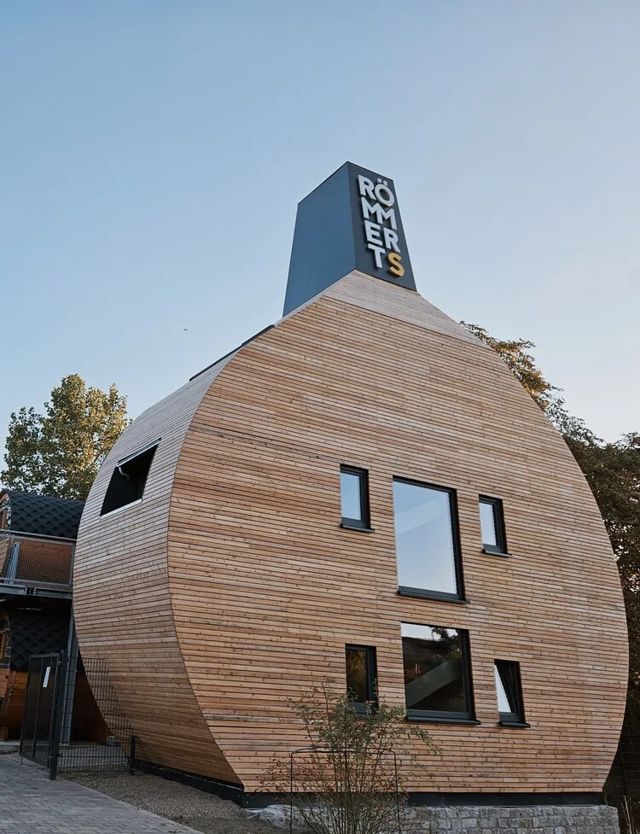 Bewohnbarer Bocksbeutel als dreistöckiges Tiny House beim Weingut Römmert in Volkach