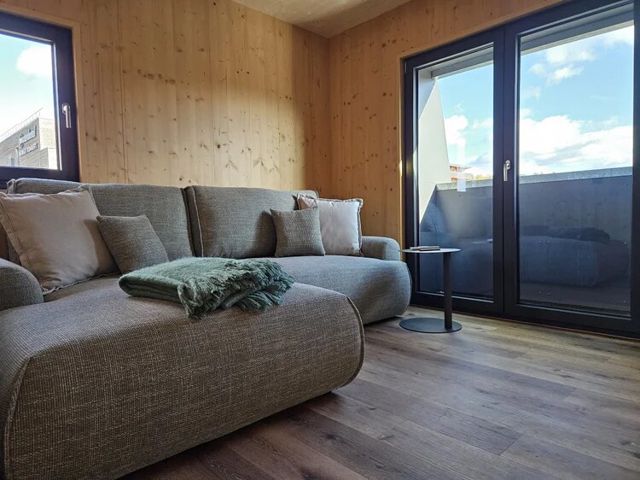 Wohnbereich mit Schlafsofa im bewohnbaren Bocksbeutel des Weinguts Römmert