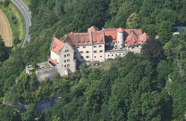 Burg Rabenstein als Burghotel auf einem Felssporn im Ailsbachtal
