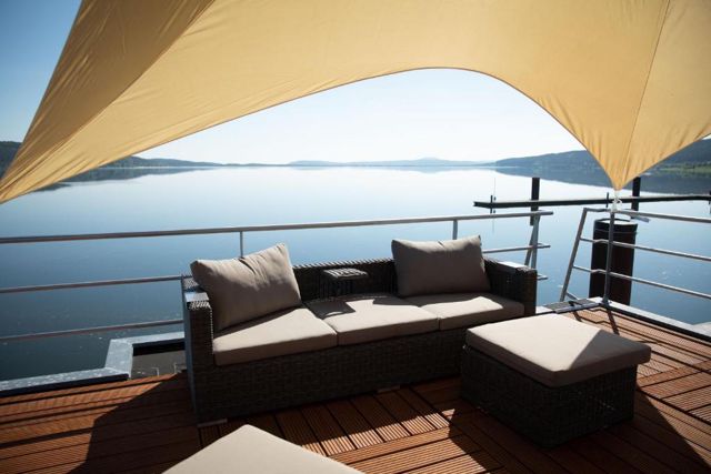 Dachterrasse einer Wasservilla mit Sitzgruppe und Blick über den Brombachsee