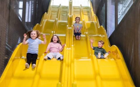 Kinder auf der großen Rutsche im Indoor-Spielplatz RhönPlay